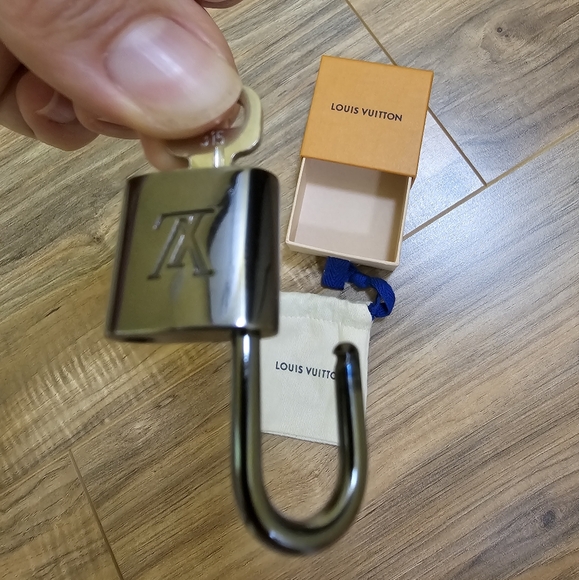 Authentic Louis Vuitton Gunmetal/silver tone lock & key #315 - Picture 9 of 13